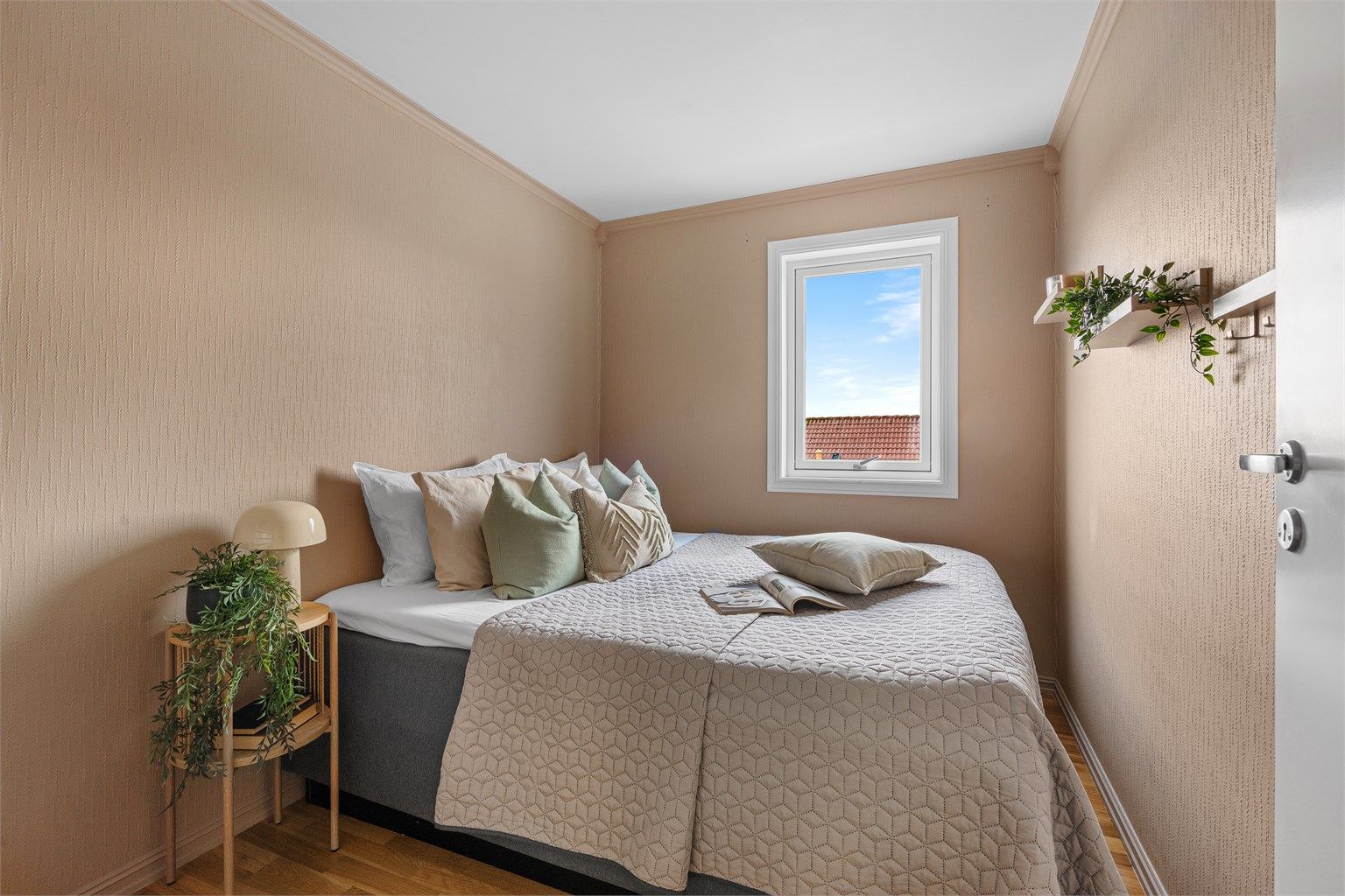 Soverom I med plass til dobbeltseng. Dette rommet er det minste av de tre soverommene.