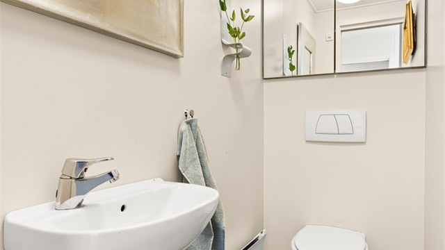 I tillegg til badet har leiligheten et separat toalettrom.