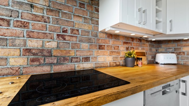 Kjøkkenet har en solid benkeplate i tre og integrert platetopp. For ekstra trygghet er det installert automatisk vannstopper.