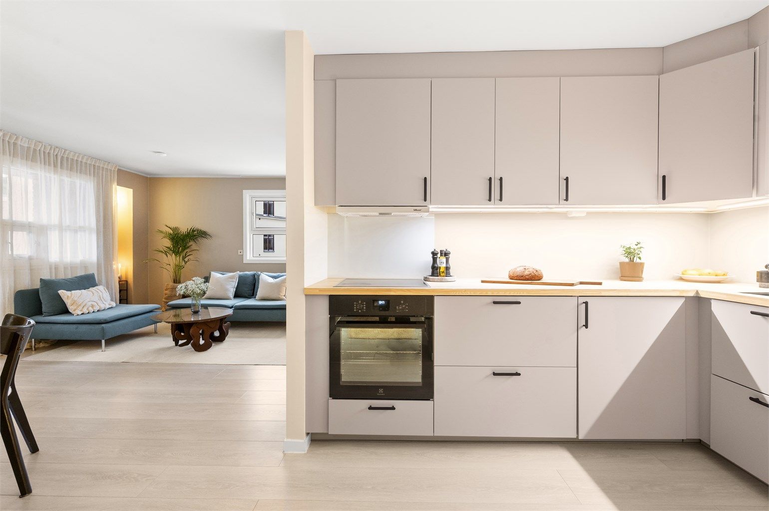 Kjøkkenet ligger i en delvis åpen løsning til stuen, med naturlig plass til spisebordet.