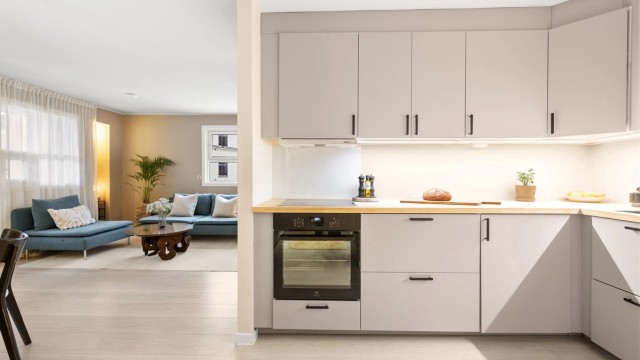 Kjøkkenet ligger i en delvis åpen løsning til stuen, med naturlig plass til spisebordet.