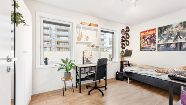 Store vinduer gir godt med naturlig lys.