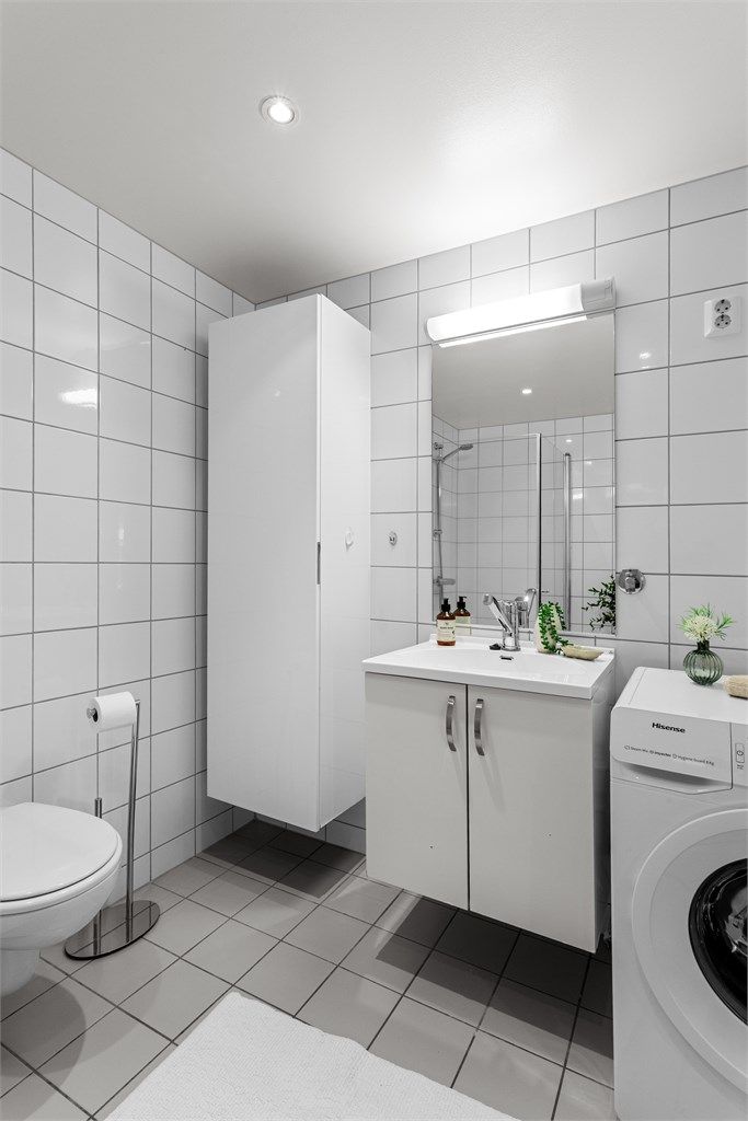 Badet har opplegg for vaskemaskin. Vaskemaskin medfølger om ønskelig. 