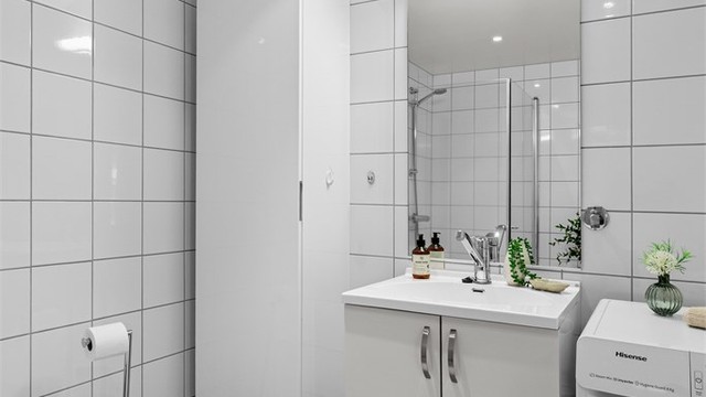 Badet har opplegg for vaskemaskin. Vaskemaskin medfølger om ønskelig.