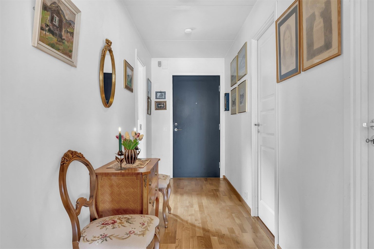 Entréen er romslig med god plass til yttertøy og sko.