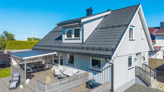 Nytt tak, pipe, luftehatter, samt takrenner og nedløp. Fotograf: Kristian Bollæren / Fotofinish AS.