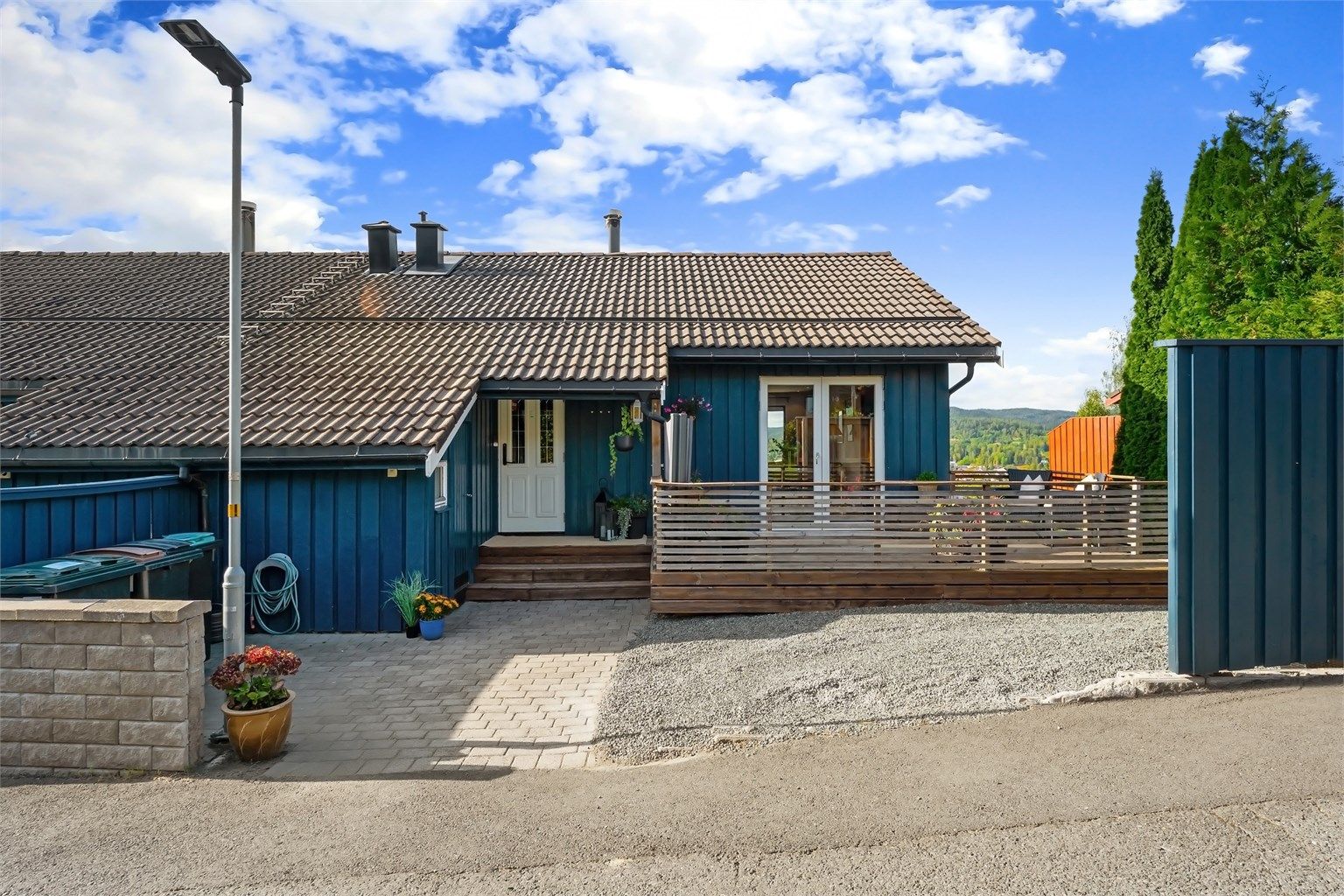 Parkering i felles garasjerekke, samt på gårdsplass utenfor huset