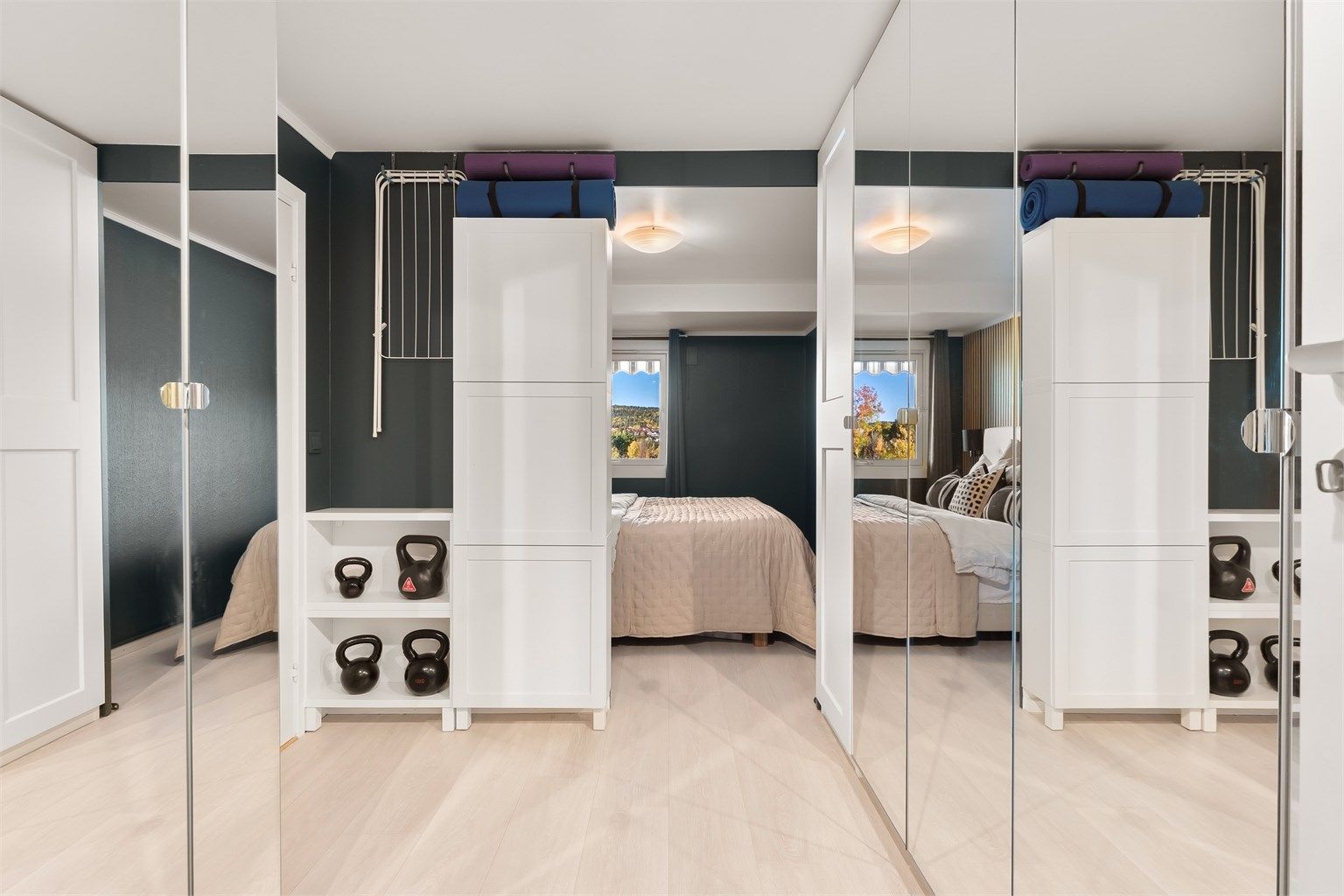 God plassutnyttelse på vegg som skiller soverom fra garderobe.
