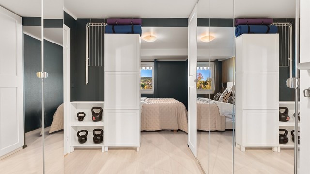 God plassutnyttelse på vegg som skiller soverom fra garderobe.