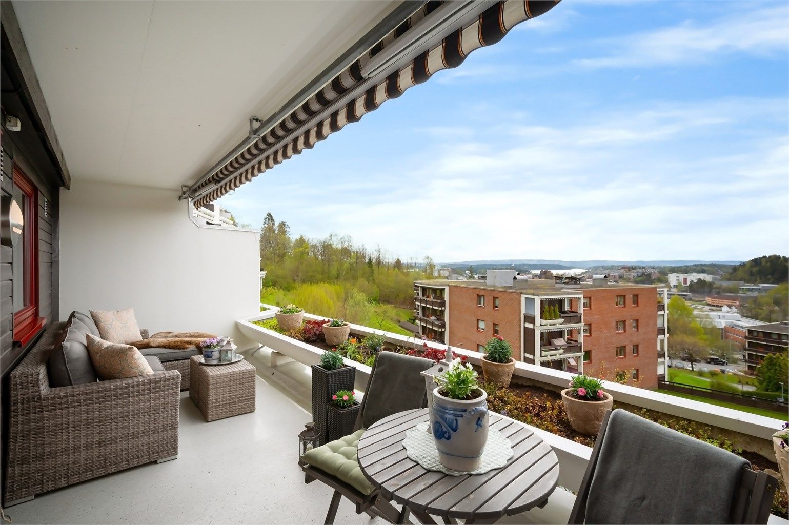 Velkommen til Hamangskogen 91 presentert av eiednomsmegler Fredrik Nordstrøm v/ Krogsveen Bekkestua. Fra stuen / kjøkkenet er det utgang til en deilig sydvendt balkong på hele 12 kvm med flotte solforhold og nydelig fjordutsikt