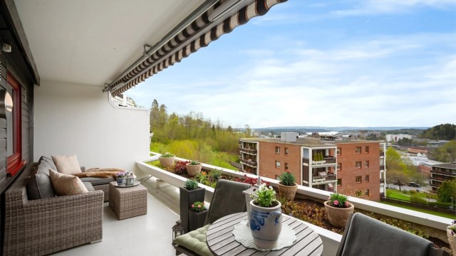 Velkommen til Hamangskogen 91 presentert av eiednomsmegler Fredrik Nordstrøm v/ Krogsveen Bekkestua. Fra stuen / kjøkkenet er det utgang til en deilig sydvendt balkong på hele 12 kvm med flotte solforhold og nydelig fjordutsikt