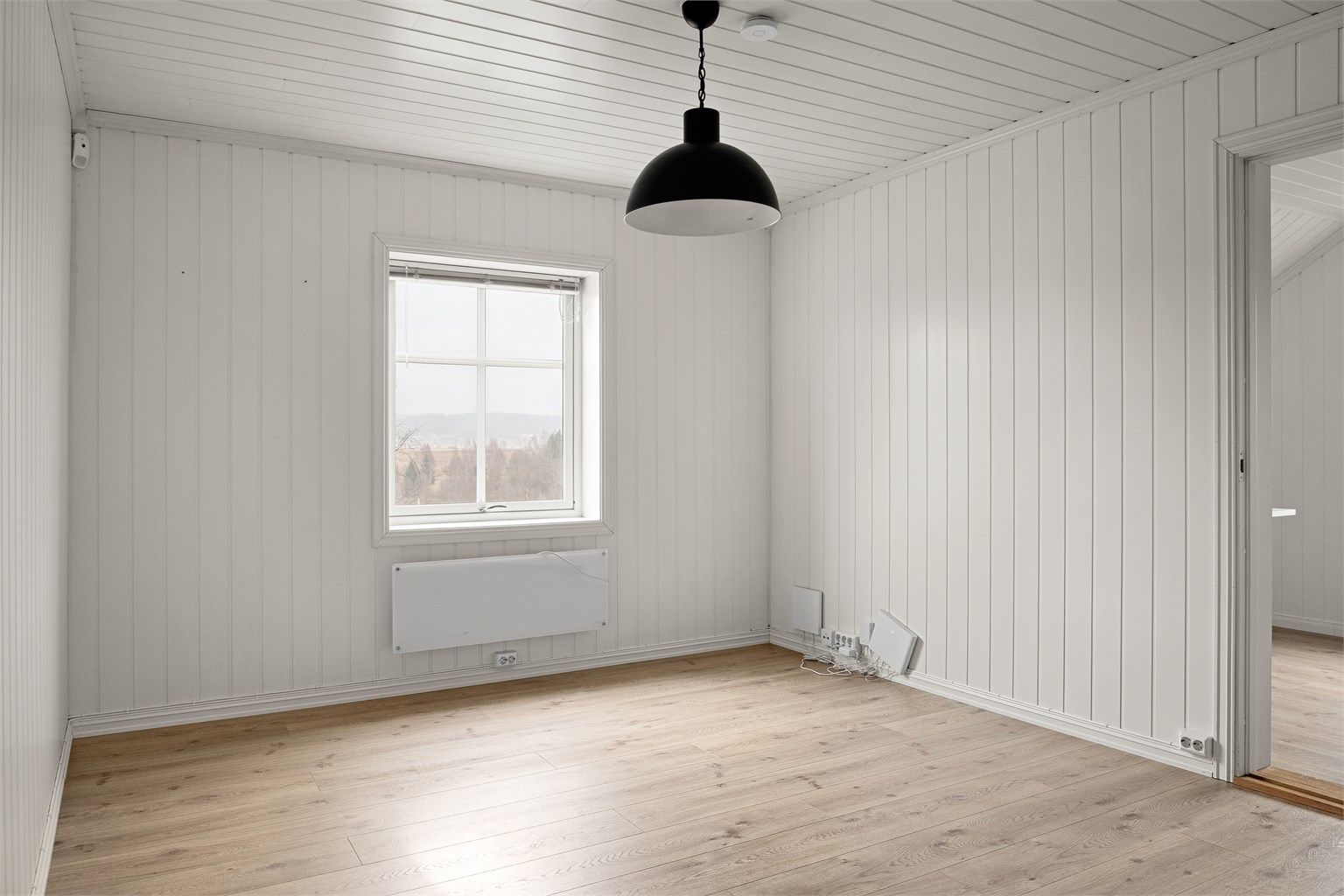 Overflater og faste innredninger er fra 2015-2016, da det ble utført omfattende oppussing i leiligheten. Dette rommet er byggemeldt som soverom, men benyttes i dag som stue.