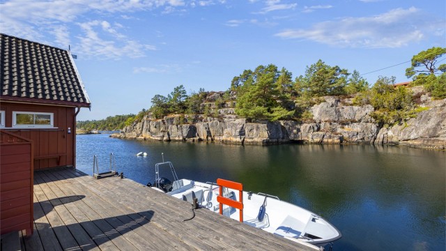 Privat brygge som kan ta imot større båter, med en dybde på 1,4 meter.