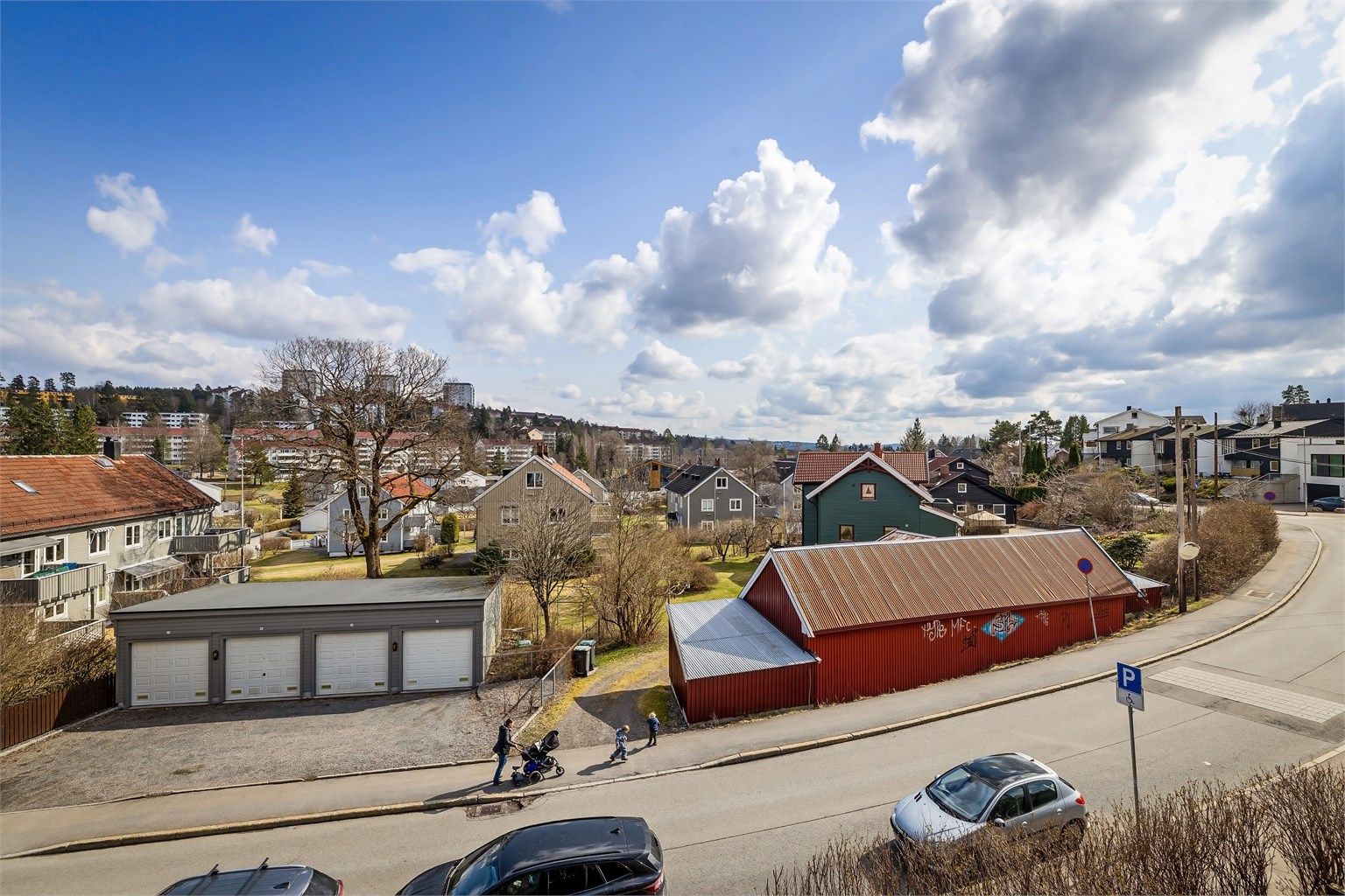 Utsikt mot rolig gate med lite gjennomfartstrafikk