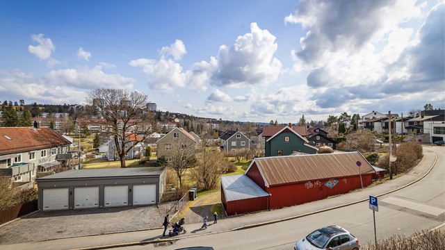 Utsikt mot rolig gate med lite gjennomfartstrafikk