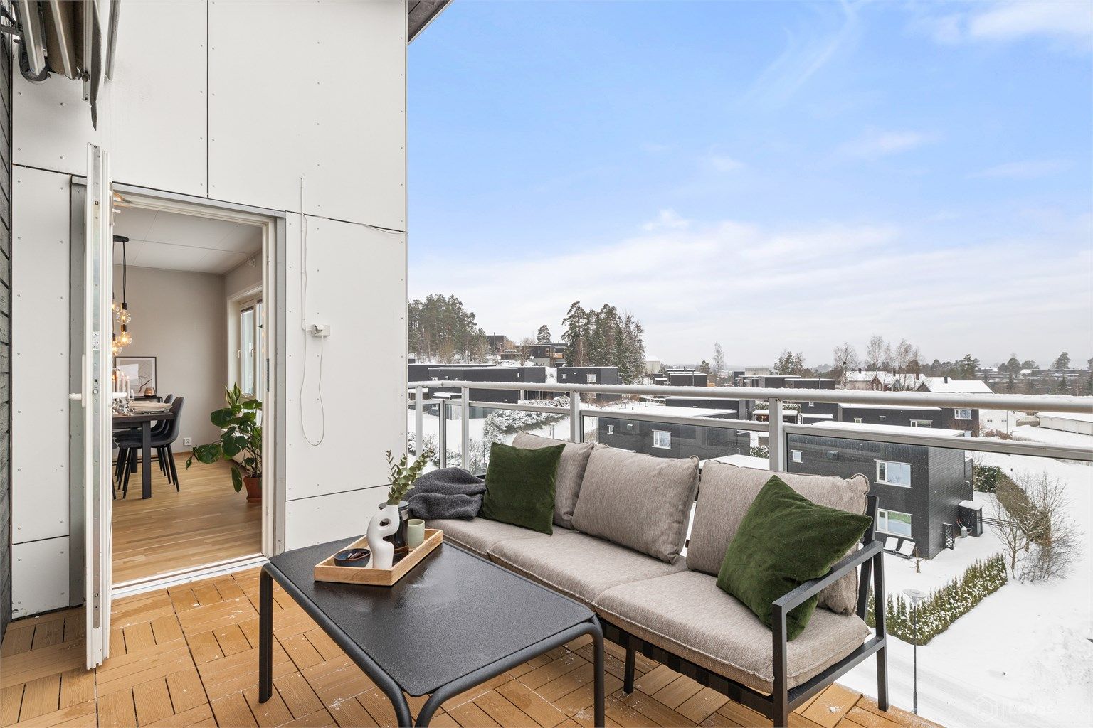 Fra stue/spisestue er det utgang til en usjenert, vestvendt veranda på ca. 10 kvm, med god plass til en hyggelig sittegruppe og hyggelig utsikt.