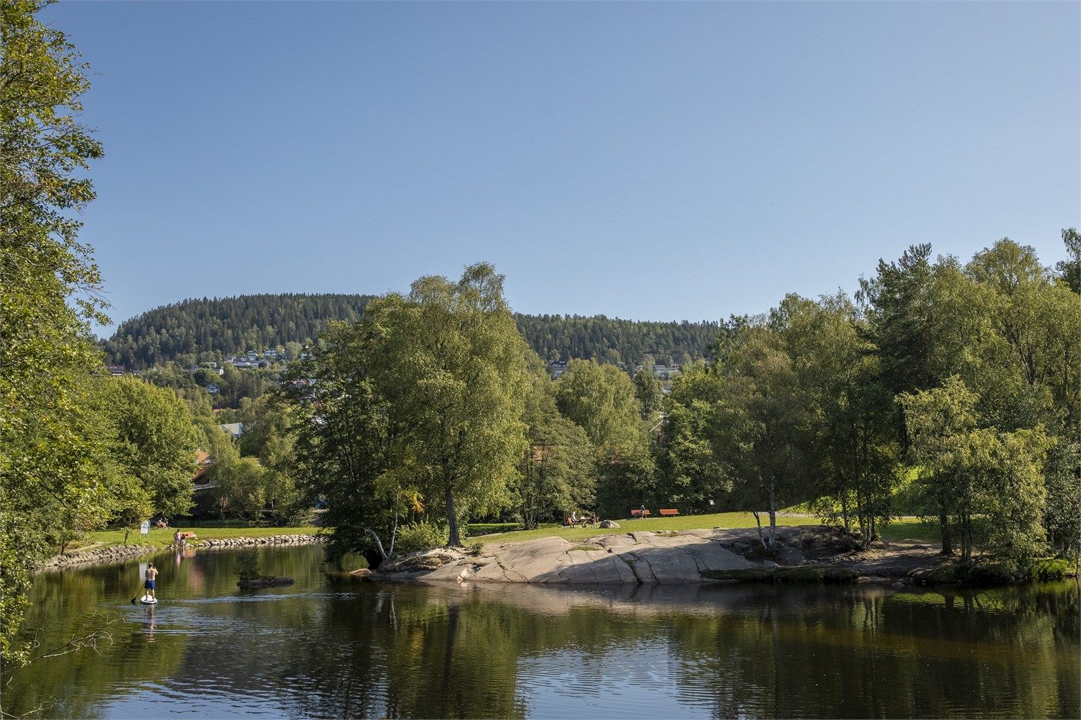 Idylliske og flotte badeplasser på Frysja er kun en liten sykkeltur unna