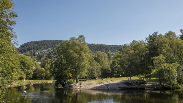 Idylliske og flotte badeplasser på Frysja er kun en liten sykkeltur unna