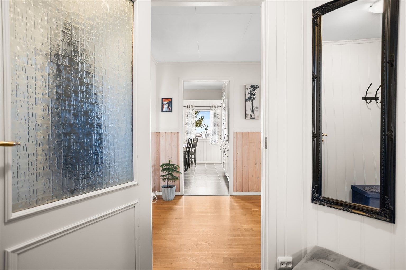 Fra gangen er det direkte tilgang til kjøkkenet og boligens øvrige rom.