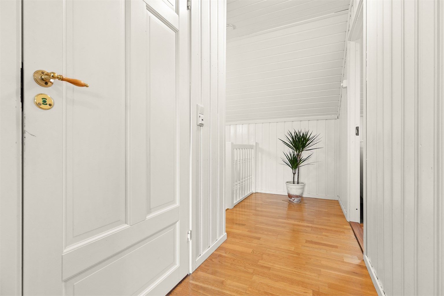 Romslig gang i andre etasjen.