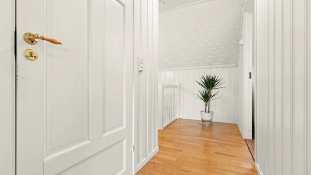 Romslig gang i andre etasjen.