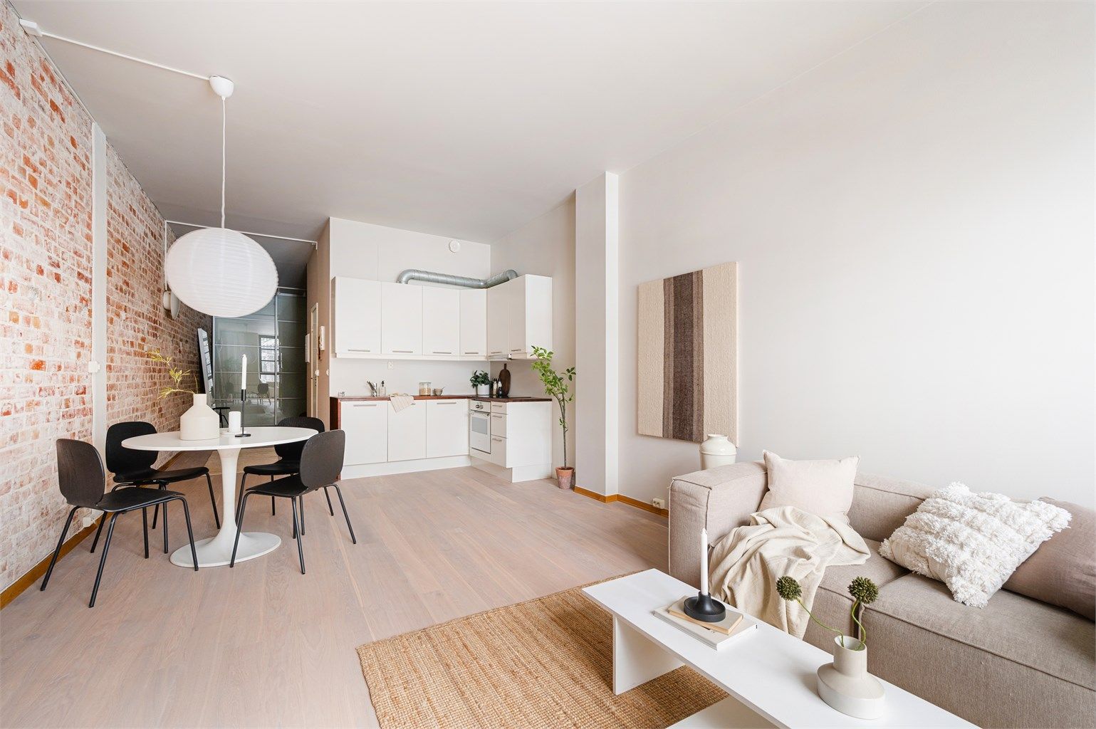 Kjøkkenet er utstyrt med glatte fronter og benkeplate av heltre. Det er nedfelt oppvaskkum i rustfritt stål med ett-greps armatur i tillegg til integrert oppvaskmaskin, stekeovn og induksjonstopp. Platetoppen er ny i 2023. 