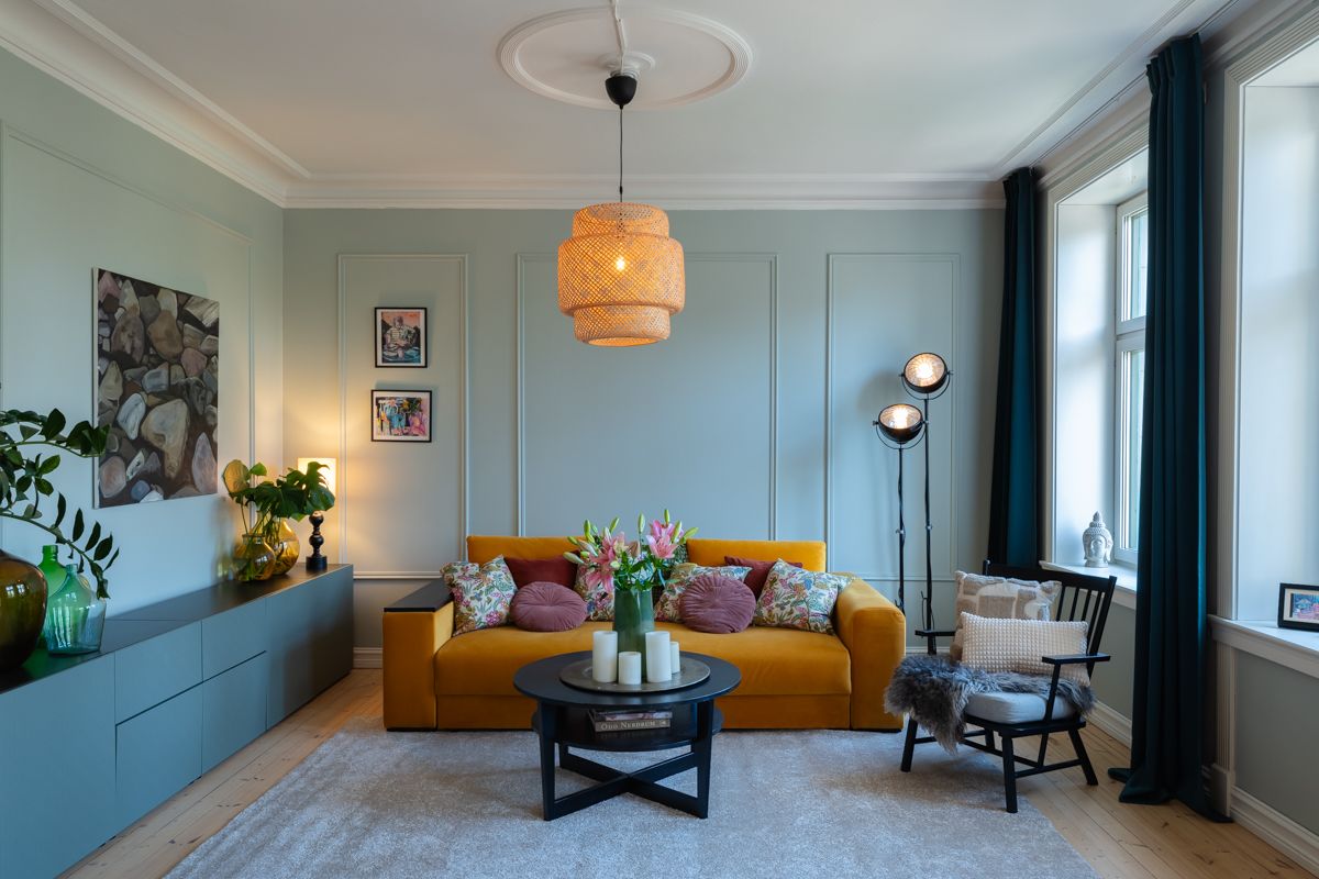 Her er det god plass for en romslig sofagruppe og møblement