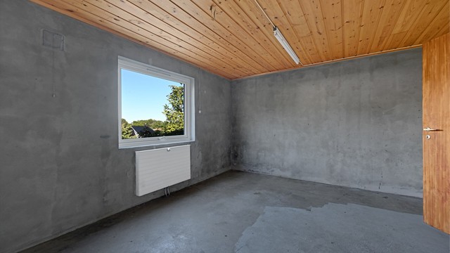 Romslig hobbyrom og lagerrom med radiator på vegg.