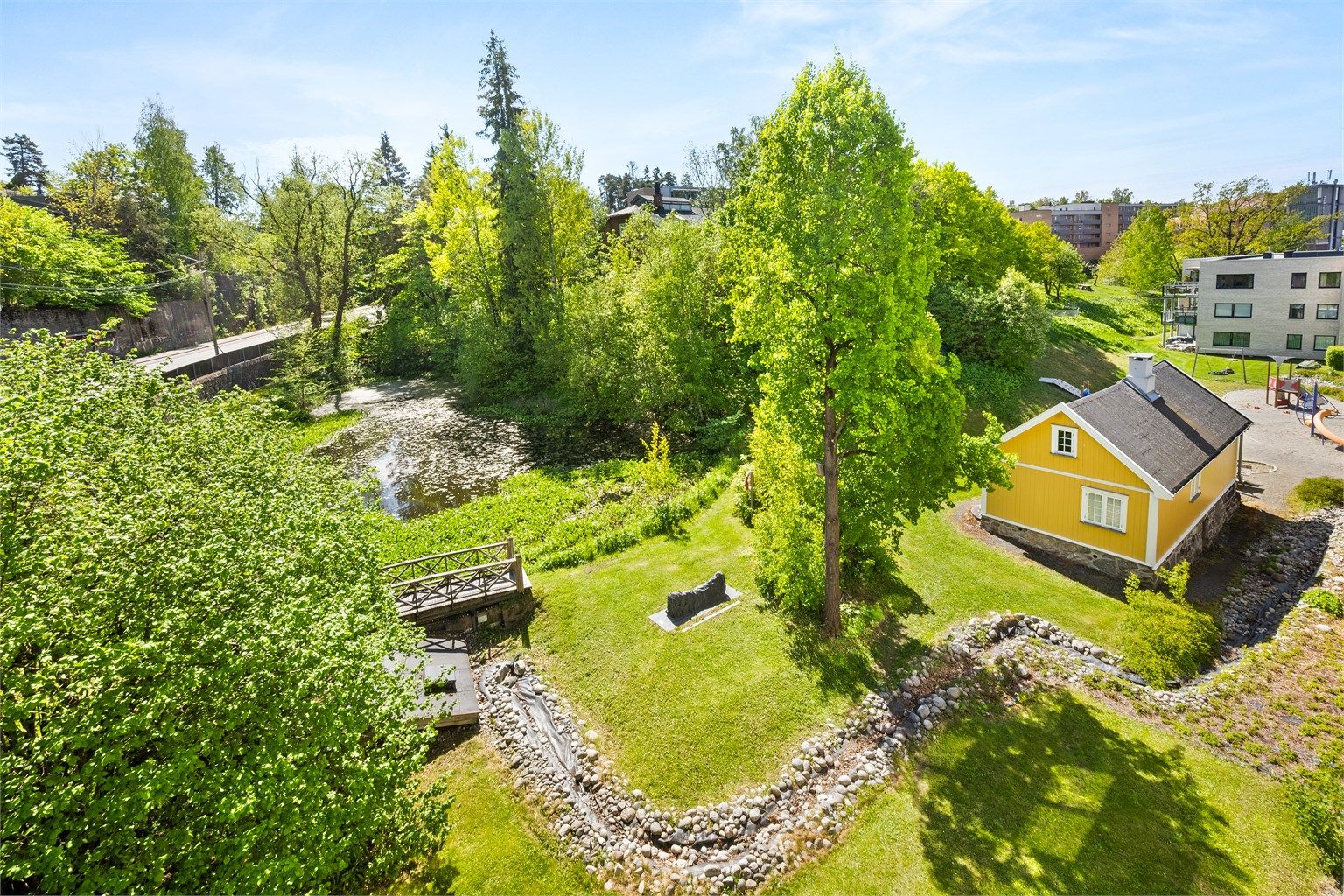 Utsyn fra balkong mot dammen og den gule stue.