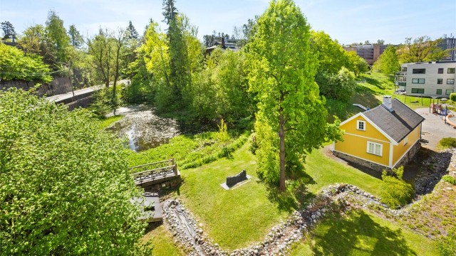 Utsyn fra balkong mot dammen og den gule stue.