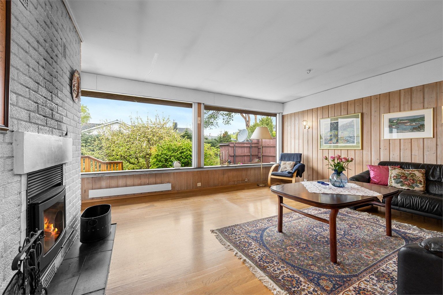 Stuen er romslig og det er god plass til både sofagruppe og spisestue