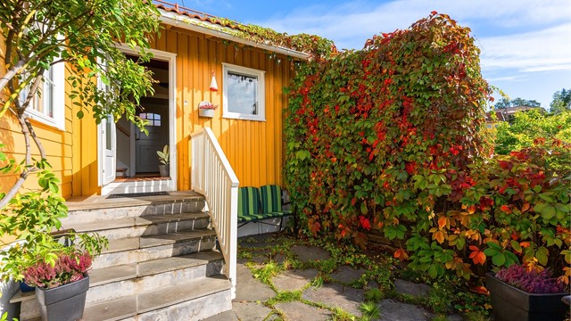 Halvpart av vertikaldelt tomannsbolig over tre plan, beliggende i et etablert og barnevennlig boligområde på Hosle.
Foto: Zovenfra