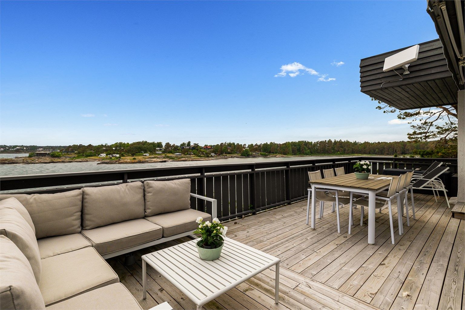Hyttas terrasse vender mot sjøen og har et areal på ca. 34 kvm. Med sol fra morgen til sen kveld ligger alt til rette for at både lange sommerdager og sene kvelder kan nytes til det fulle.