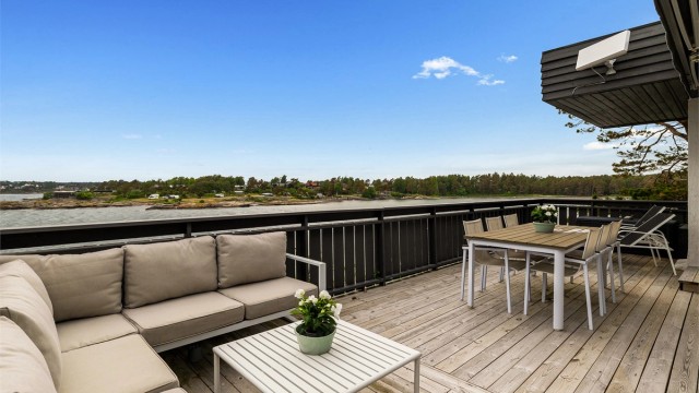 Hyttas terrasse vender mot sjøen og har et areal på ca. 34 kvm. Med sol fra morgen til sen kveld ligger alt til rette for at både lange sommerdager og sene kvelder kan nytes til det fulle.