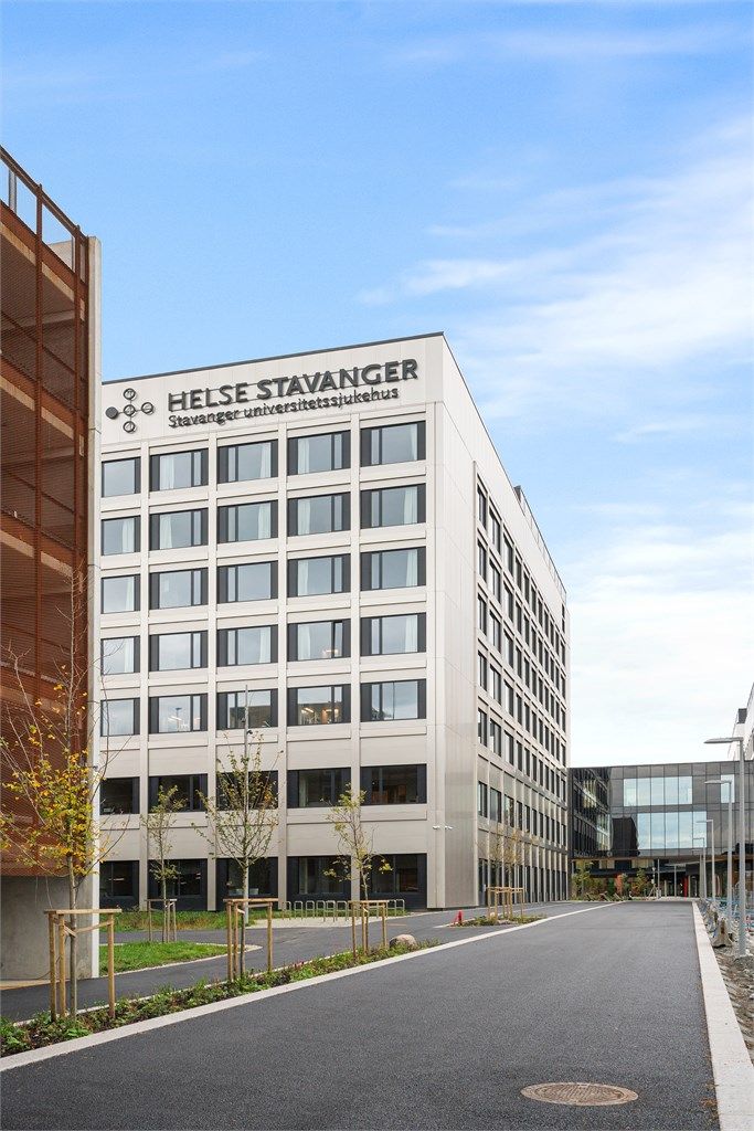 Skoler, barnehager og den den internasjonale skole er i gangavstand fra boligen, mens UiS og nye SUS, også er i kort avstand unna.  