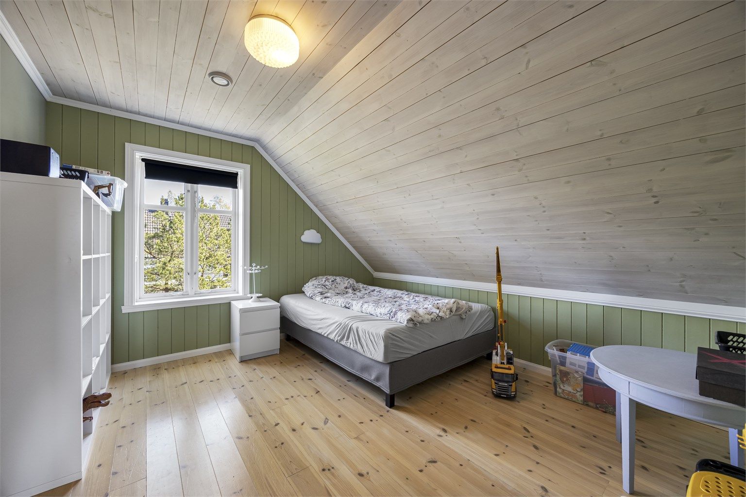 Alle soverommene i etasjen har profilerte innerdører og balansert ventilasjon.