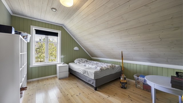 Alle soverommene i etasjen har profilerte innerdører og balansert ventilasjon.