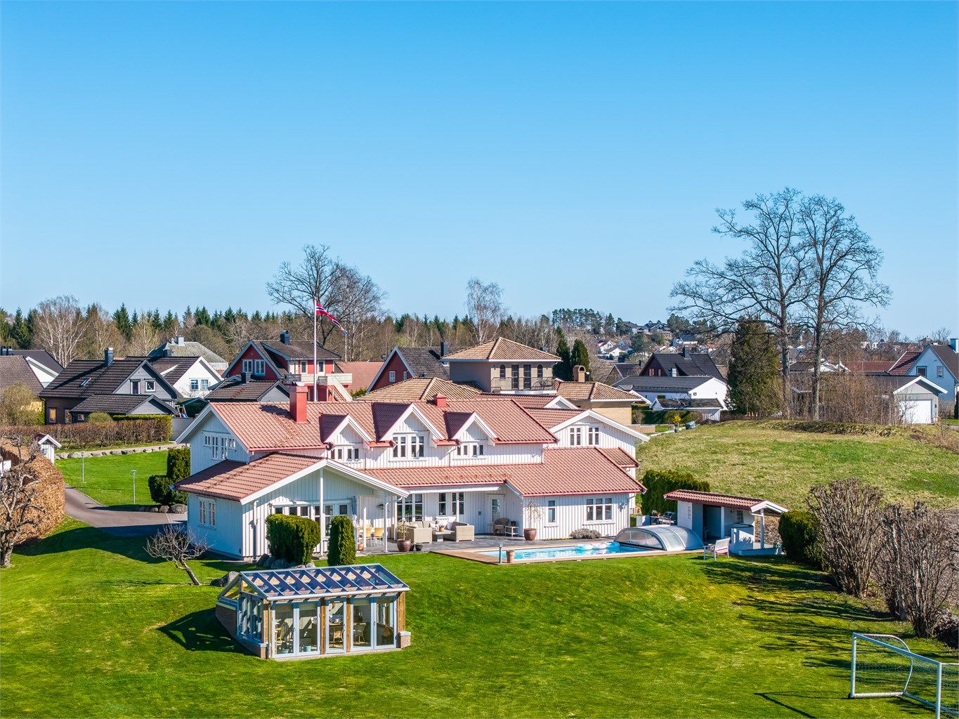 Her bor du tilbaketrukket med høy grad av privatliv, samtidig som det er gangavstand til skoler, barnehager og dagligvarebutikk.