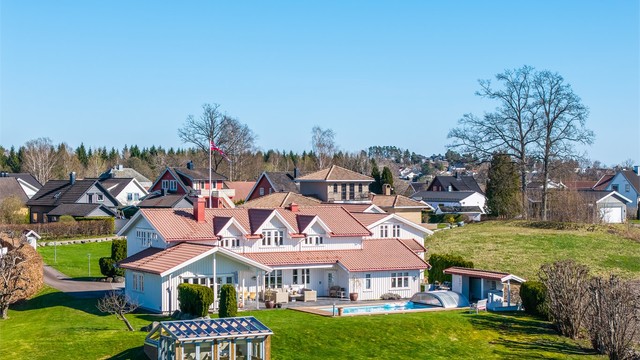 Her bor du tilbaketrukket med høy grad av privatliv, samtidig som det er gangavstand til skoler, barnehager og dagligvarebutikk.