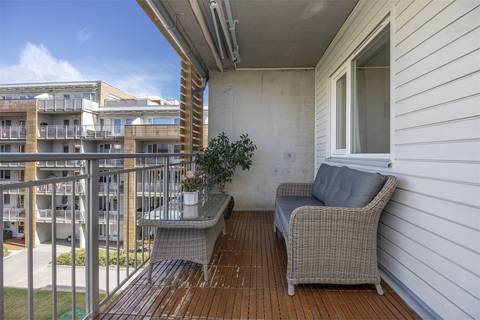 Selger opplyser om sol på balkongen fra ca. kl. 15.00 - 21.00 om sommeren