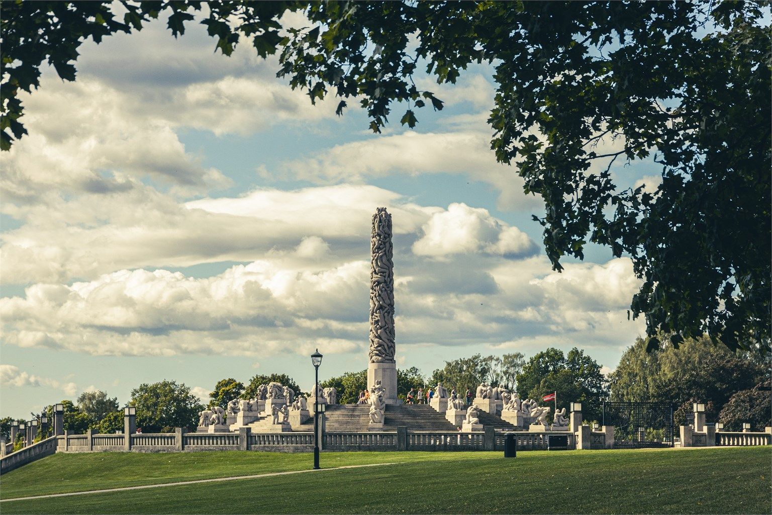 Når du trenger en pause fra bylivet, venter Frognerparkens grønne alléer, store gressletter og vakre omgivelser bare en kort spasertur hjemmefra.