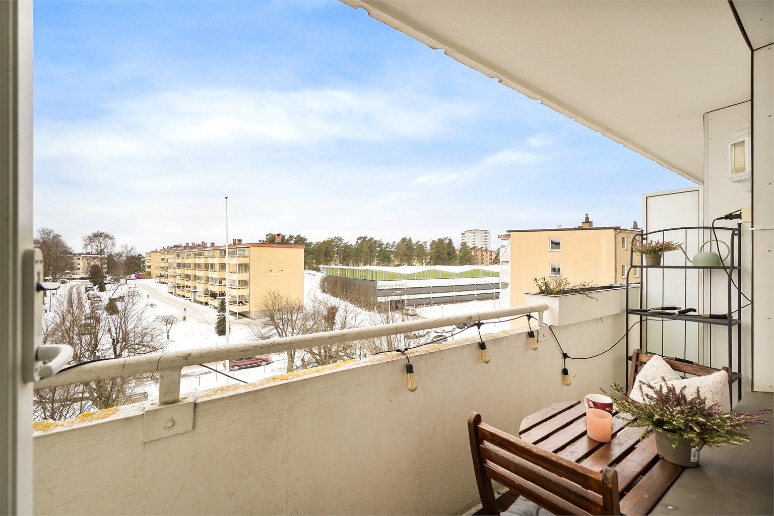 Vestvendt balkong på ca. 5 kvm med gode solforhold og utsyn mot nærområdet. Foto: Martine Eren Jacobsen.