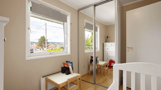 Soverommene har god plass til seng og garderobeløsninger.