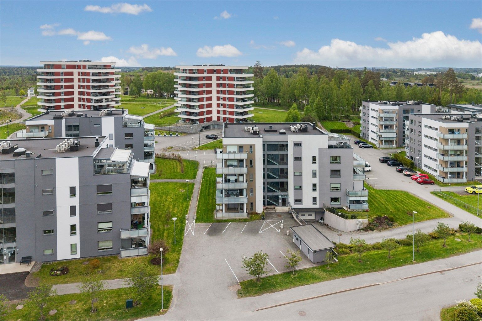 Området består av moderne leilighetsbygg med felles parkeringsløsninger.
