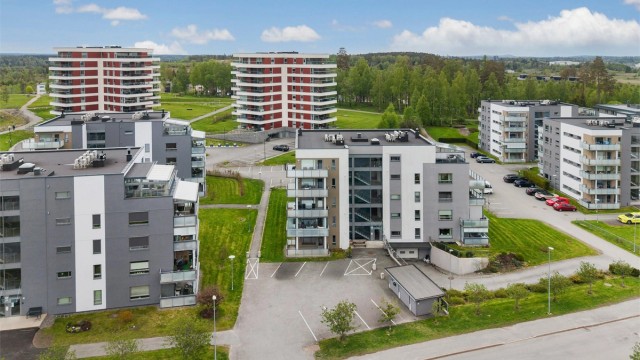 Området består av moderne leilighetsbygg med felles parkeringsløsninger.