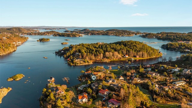 Eiendommen ligger midt i den vakre skjærgården i Bamble.