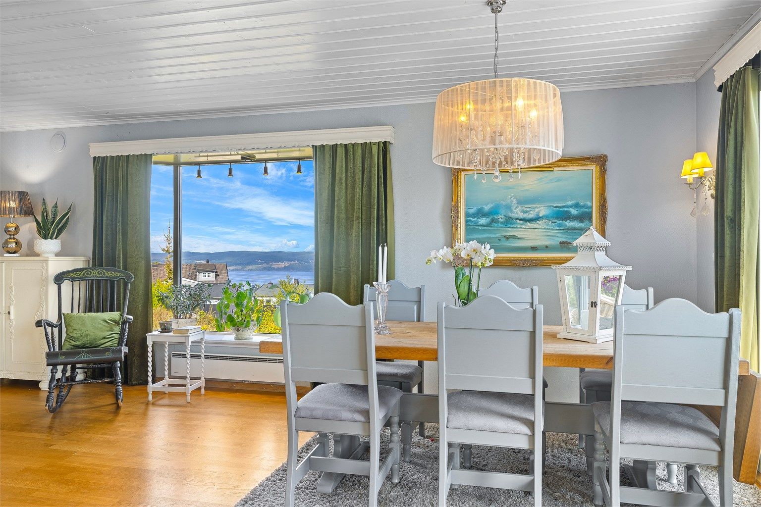 Store vindusflater slipper inn rikelig med dagslys og rammer inn utsikten mot vannet.