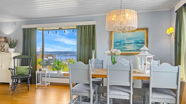 Store vindusflater slipper inn rikelig med dagslys og rammer inn utsikten mot vannet.