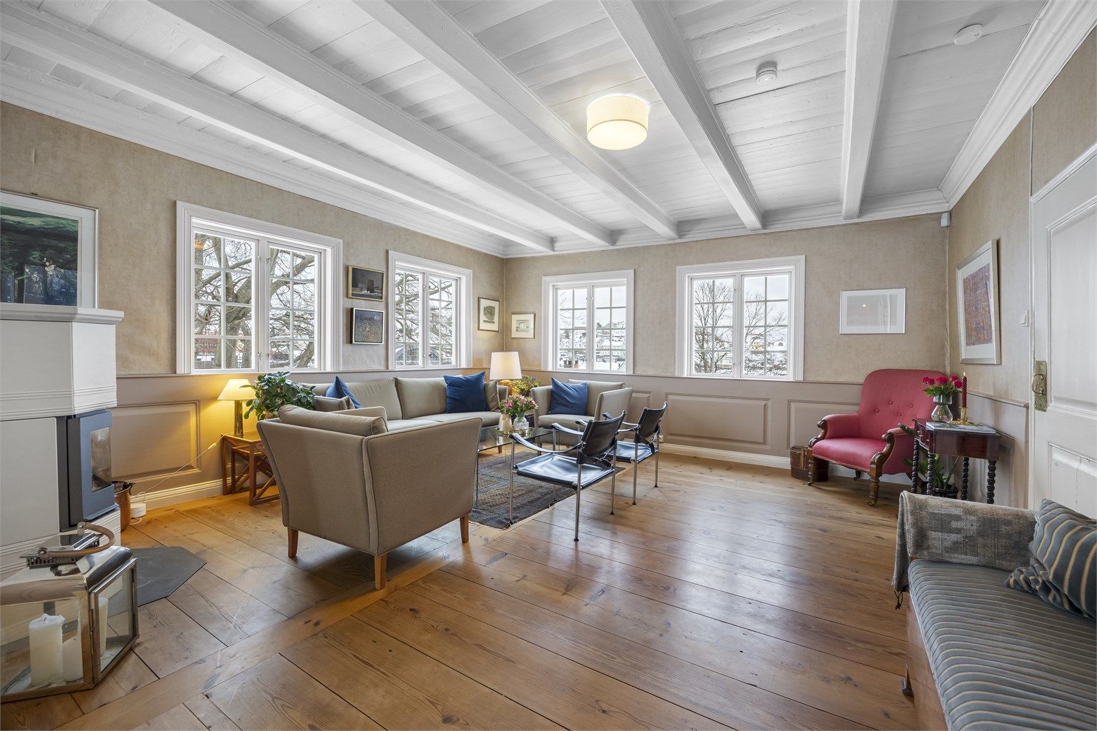 Boligen inneholder store rom og totalt 5 soverom, 2 kjøkken og 3 bad, i tillegg til 2 spisestuer og 3 stuer. Selger har leid ut 1 etg. med unntak av 1 soverom tilknyttet hoveddelen av huset. 