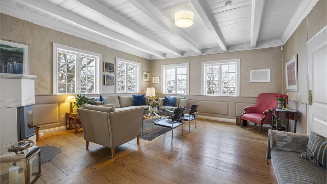 Boligen inneholder store rom og totalt 5 soverom, 2 kjøkken og 3 bad, i tillegg til 2 spisestuer og 3 stuer. Selger har leid ut 1 etg. med unntak av 1 soverom tilknyttet hoveddelen av huset.